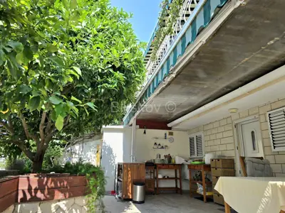 Semi-detached house 80 m², Okrug Gornji, second row from the sea