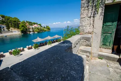 Otok Brač - kameni kaštel uz more - 4