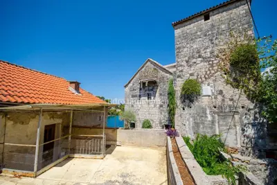 Otok Brač - kameni kaštel uz more - 6