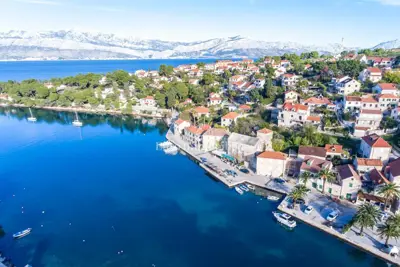 Otok Brač - kameni kaštel uz more