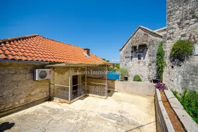 Otok Brač - kameni kaštel uz more - 7