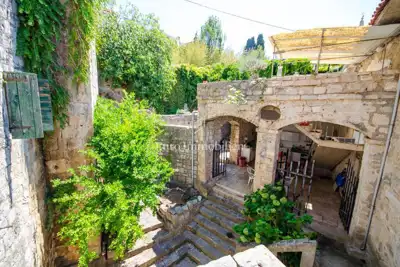 Otok Brač - kameni kaštel uz more - 8
