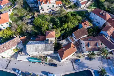 Otok Brač - kameni kaštel uz more - 3