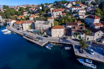 Otok Brač - kameni kaštel uz more - 2