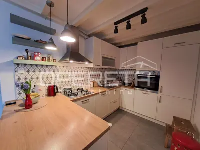 Stan s galerijom u srcu Zagreba – visoki stropovi i puno svjetla