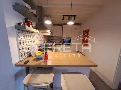 Stan s galerijom u srcu Zagreba – visoki stropovi i puno svjetla - 8
