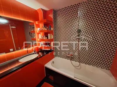 Stan s galerijom u srcu Zagreba – visoki stropovi i puno svjetla - 15