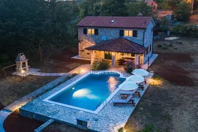 Kamena vila s bazenom, okružena prirodom i vinogradima