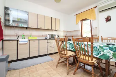Kuća u Kršanu, 2 stambene jedinice i dodatno građevinsko zemljište - 13