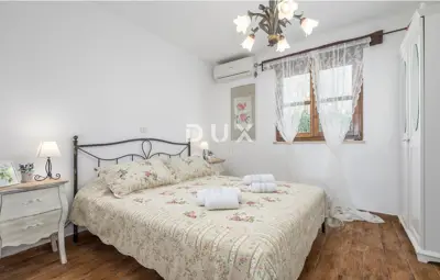 Freistehendes Haus 110 m², Sveti Lovreč, Pool und Garten - 10