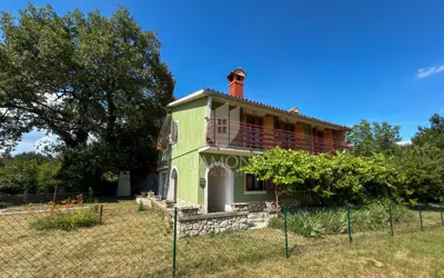 House 200 m², Labin surroundings, yard and auxiliary building