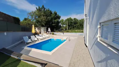 Apartman 64 m², Malinska - bazen i okućnica