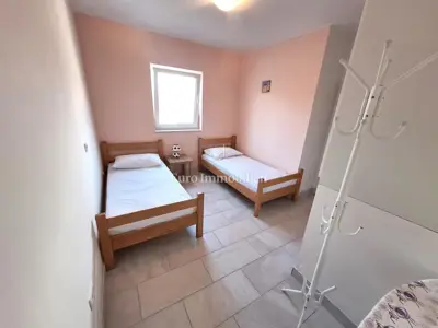 Apartman 64 m², Malinska - bazen i okućnica - 12