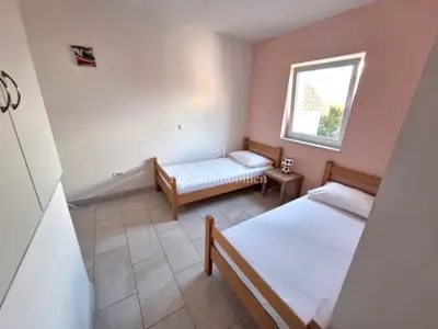 Apartman 64 m², Malinska - bazen i okućnica - 11