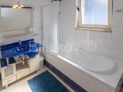 Kuća 192 m², Supetar, prvi red uz more i 2 bazena - 12