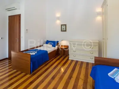 Kuća 192 m², Supetar, prvi red uz more i 2 bazena - 13