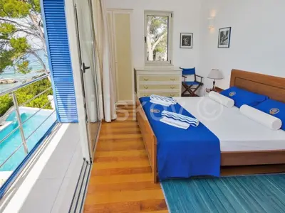 Kuća 192 m², Supetar, prvi red uz more i 2 bazena - 11
