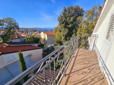 Prostran apartman sa 4 spavaće sobe u Malinskoj