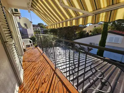 Prostran apartman sa 4 spavaće sobe u Malinskoj - 12