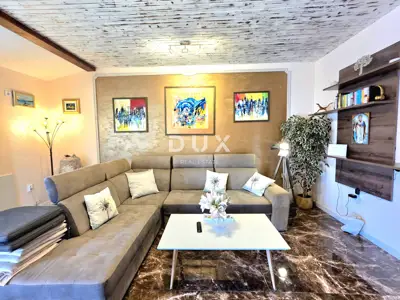 Kuća 226 m², Fažana - pogled na more i dva stana - 9