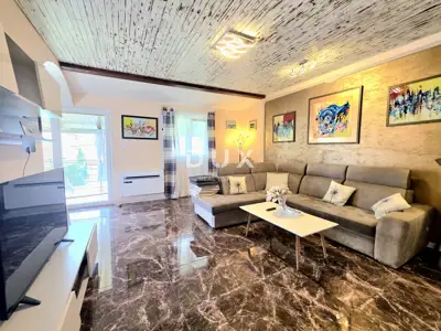 Kuća 226 m², Fažana - pogled na more i dva stana - 22