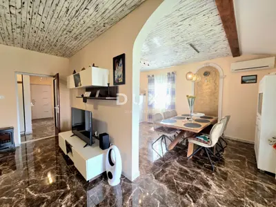 Kuća 226 m², Fažana - pogled na more i dva stana - 10