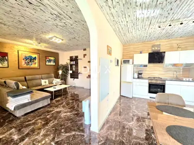 Kuća 226 m², Fažana - pogled na more i dva stana - 12
