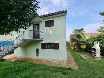 Kuća s dva apartmana blizu plaže - Novigrad