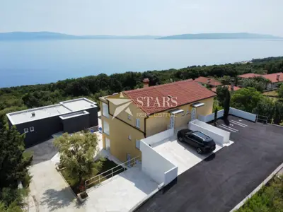 Istra, Labin - apartmanska kuća s bazenom i panoramskim pogledom na mo
