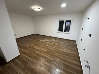Kuća 170 m², Funtana - 3 apartmana i 3 parkirna mjesta - 4