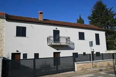 Kuća 170 m², Funtana - 3 apartmana i 3 parkirna mjesta