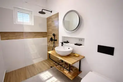 Kuća 209 m², Dugopolje - renovirana i podijeljena na 2 stana - 9
