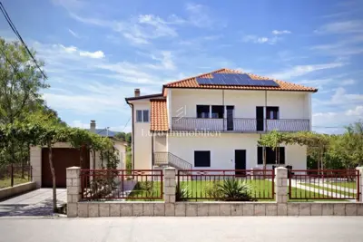 Kuća 209 m², Dugopolje - renovirana i podijeljena na 2 stana