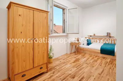 Stan, 3. kat, Split - pogled na rivu i zapadnu obalu - 8
