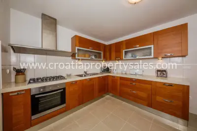 Vila 120 m², Otok Brač - prvi red do mora - 9
