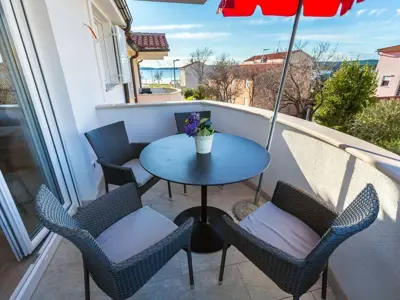 Kuća 100 m od plaže, Medulin, dva stana i terasa - 14