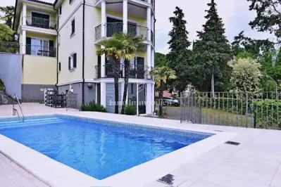 Opatija - namješten stan u zgradi s bazenom