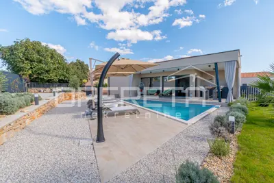 House in Sveti Lovreč, single-storey house with pool and summer kitchen