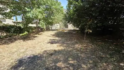 Građevinsko zemljište 400 m², Krnica - ograđena parcela uz cestu