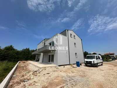 Penthouse 144 m², Poreč - mirno okruženje i velika terasa