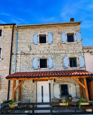 Kuća 111 m², Kanfanar - pogled na more i 3 etaže