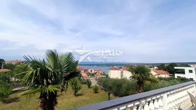 Kuća 376 m², Malinska na Krku, 5 apartmana i pogled na more