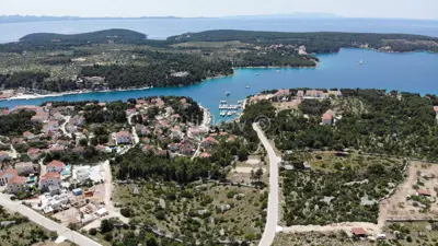 Baugrundstück, Milna, 150 m vom Meer entfernt und Blick auf die Buchten