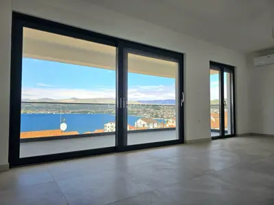 Trogir, Čiovo, trosobni stan s krovnom terasom, prodaja