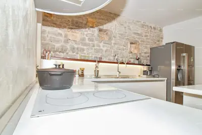 Kuća 240 m², Bale, u starim zidinama centra - 10