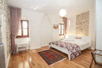Kuća 240 m², Bale, u starim zidinama centra - 21