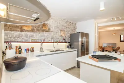 Kuća 240 m², Bale, u starim zidinama centra - 9
