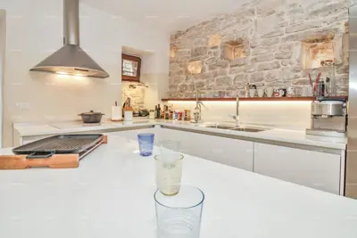 Kuća 240 m², Bale, u starim zidinama centra - 11