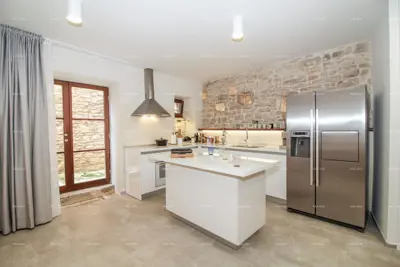 Kuća 240 m², Bale, u starim zidinama centra - 8