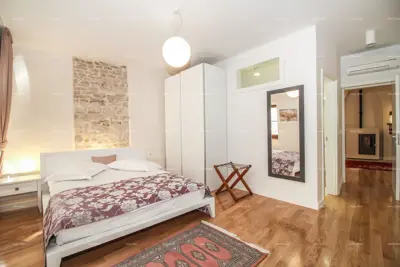Kuća 240 m², Bale, u starim zidinama centra - 22